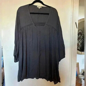 Short Sleeve Grey Top with Beautiful Lace-like Embellishments